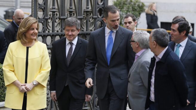 El rey Felipe VI, junto a la ministra de Empleo, el director general de la OIT y los representantes de los sindicatos.