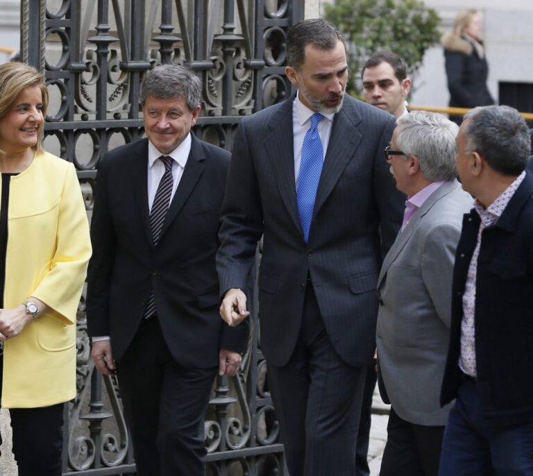 El rey apuesta por "medidas" que permitan "lograr un empleo decente y digno"