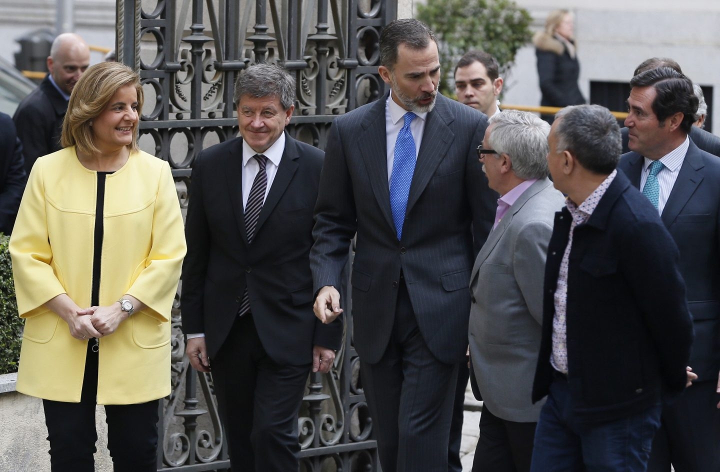 El rey Felipe VI, junto a la ministra de Empleo, el director general de la OIT y los representantes de los sindicatos.