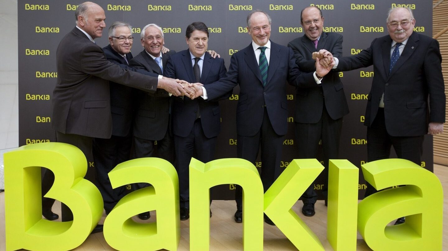 Foto de familia de la creación de Bankia, liderada por Rodrigo Rato y José Luis Olivas.