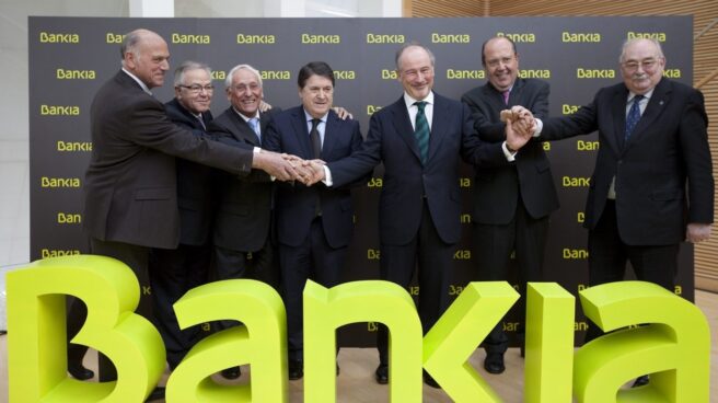 Foto de familia de la creación de Bankia, liderada por Rodrigo Rato y José Luis Olivas.