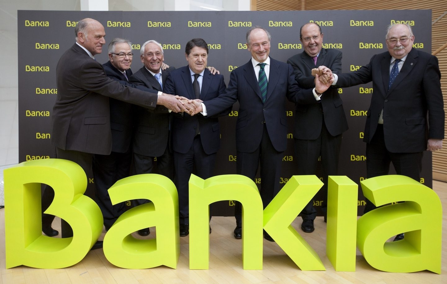 Foto de familia de la creación de Bankia, liderada por Rodrigo Rato y José Luis Olivas.