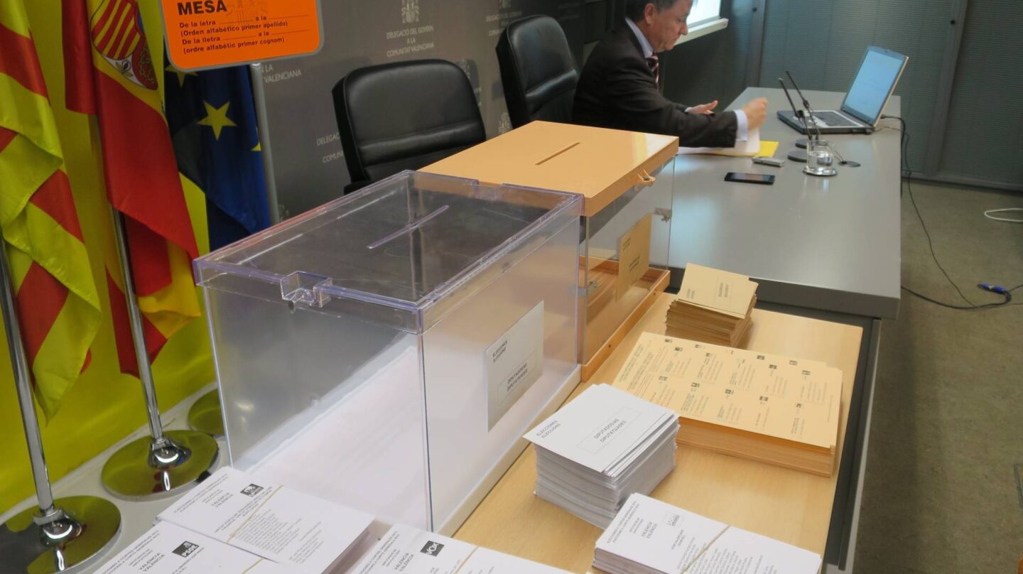 Urnas en las elecciones.