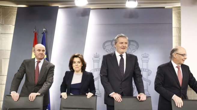 Luis de Guindos, Soraya Saenz de Santamaría, Iñigo Méndez de Vigo y Cristóbal Montoro, tras el Consejo de Ministros. Luis de Guindos, Soraya Saenz de Santamaría, Iñigo Méndez de Vigo y Cristóbal Montoro, tras el Consejo de Ministros.