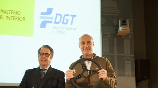 Gregorio Serrano, con un integrante de Tricicle en la reciente presentación de una campaña de la DGT.