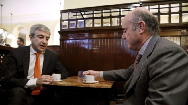 Luis Garicano y Luis de Guindos, en una cafetería junto al Congreso.