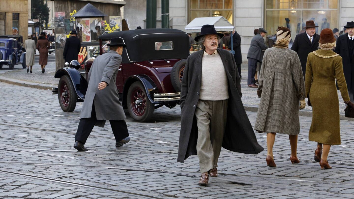 Geoffrey Rush caracterizado como Albert Einstein.