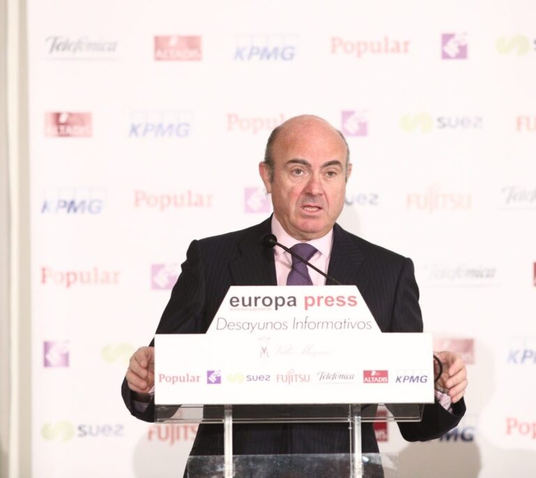 Guindos garantiza más de 500.000 empleos y un paro muy por debajo del 17% en 2017