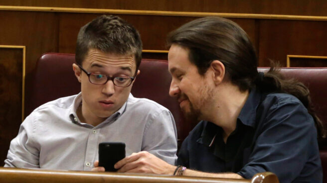 Iglesias y Errejon Pablo Iglesias e Íñigo Errejón, mirando un teléfono móvil.