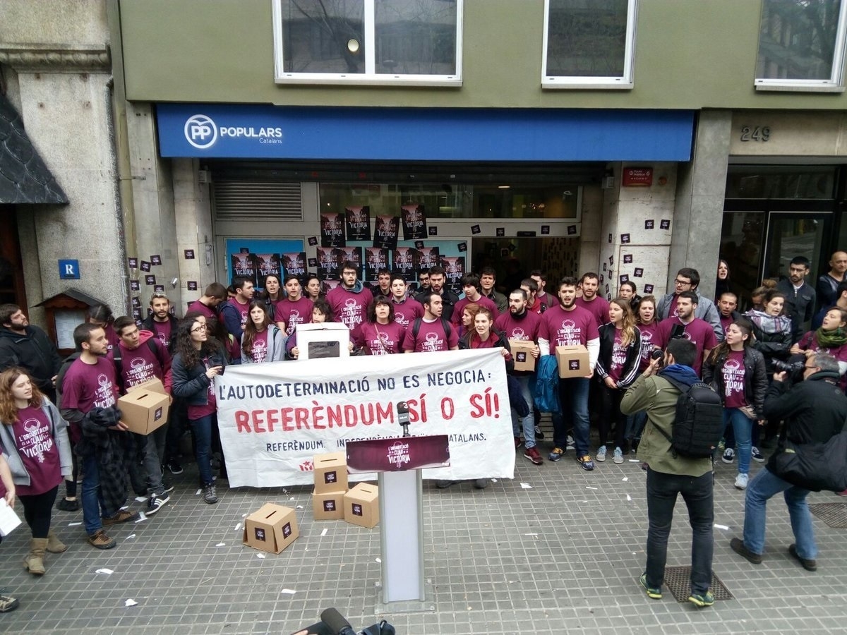 La CUP toma la sede del PP de Cataluña.