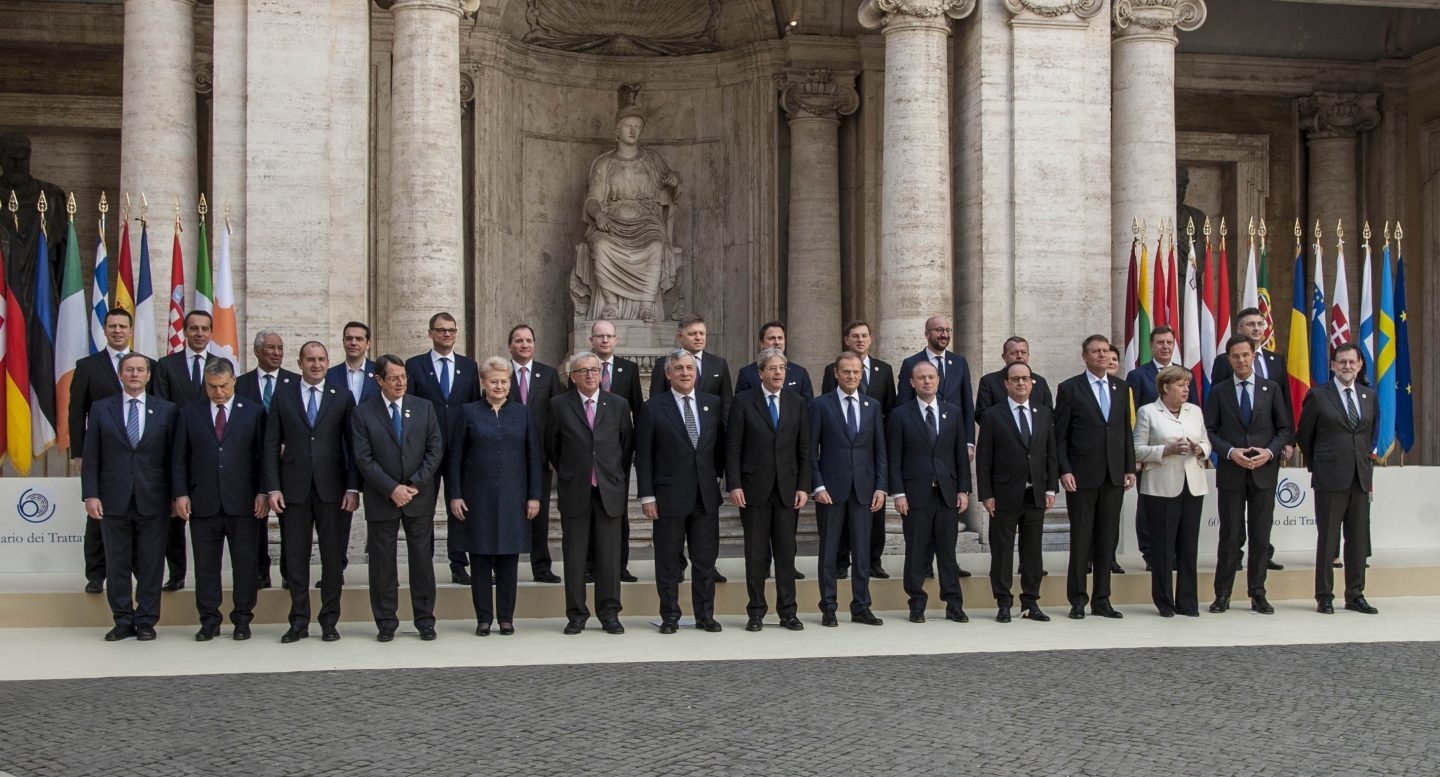 Fotografía de familia de los jefes de Estado o de Gobierno de los 27 países de la Unión Europea (UE), sin Reino Unido