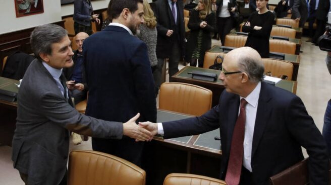 El ministro de Hacienda, Cristóbal Montoro, y el portavoz económico del PSOE, Pedro Saura.