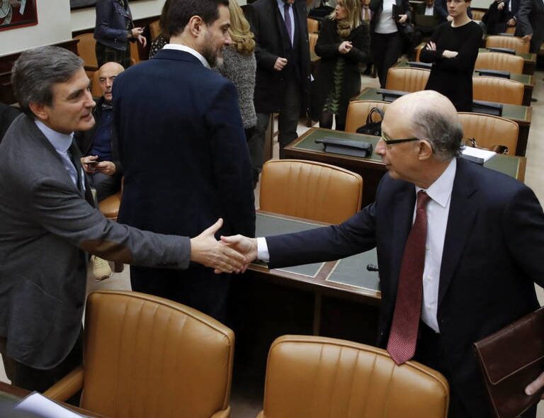 PP y PSOE pactan volver a permitir que se contrate interinos sin límite de tiempo