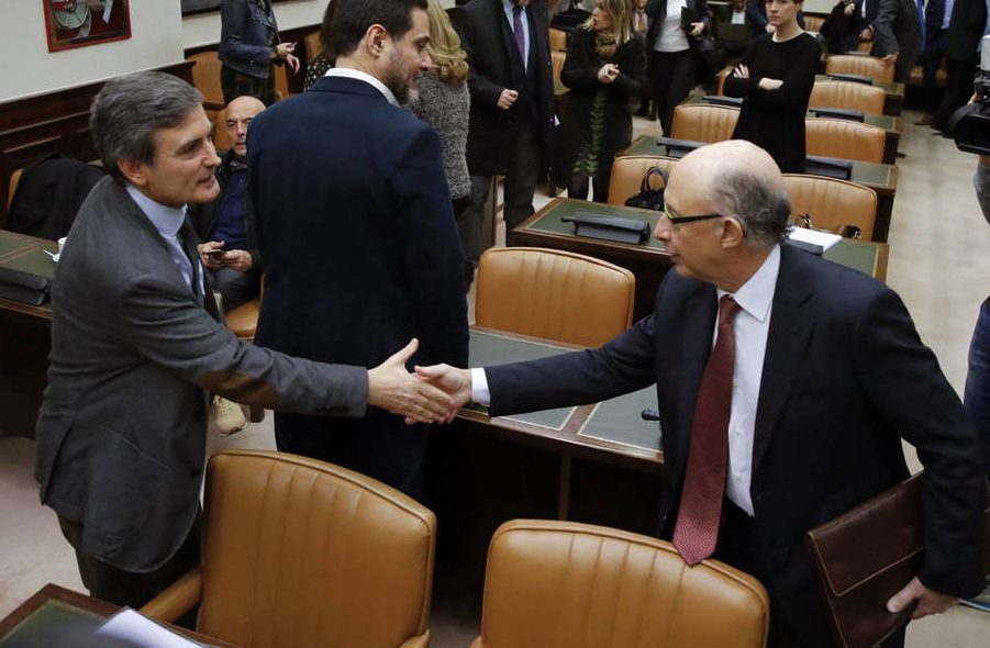 El ministro de Hacienda, Cristóbal Montoro, y el portavoz económico del PSOE, Pedro Saura.