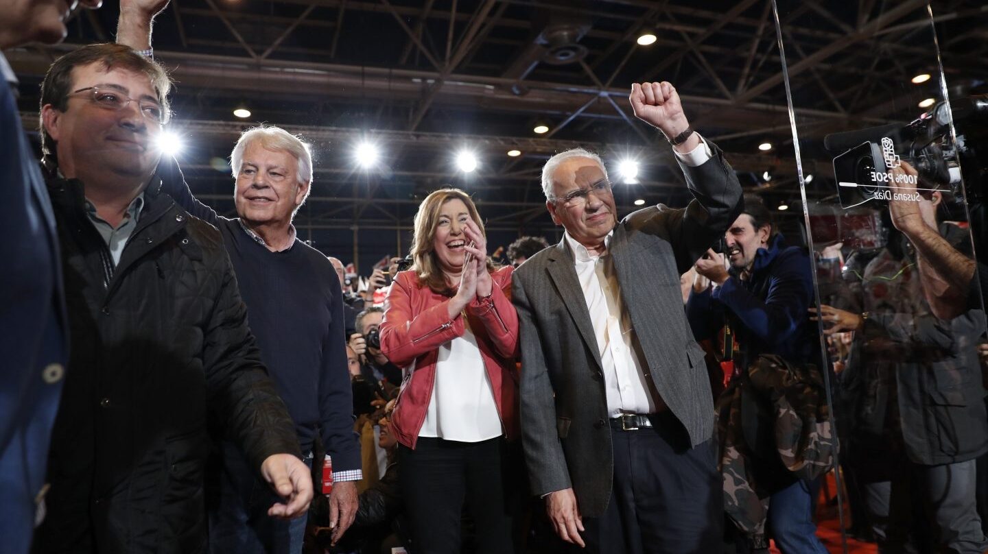 Fernández Vara, Felipe González, Susana Díaz y Guerra en la presentación de la candidatura de la presidenta andaluza en el PSOE.
