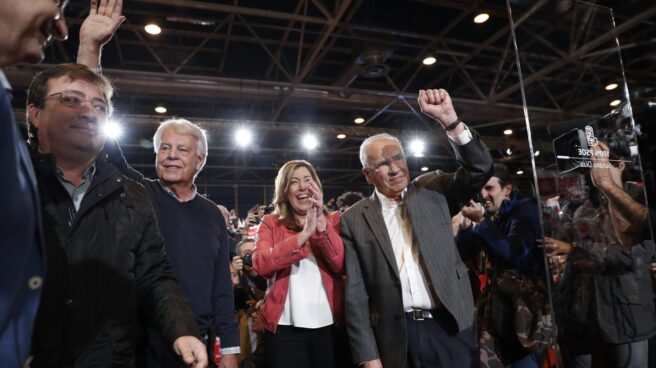 Fernández Vara, Felipe González, Susana Díaz y Guerra en la presentación de la candidatura de la presidenta andaluza en el PSOE.