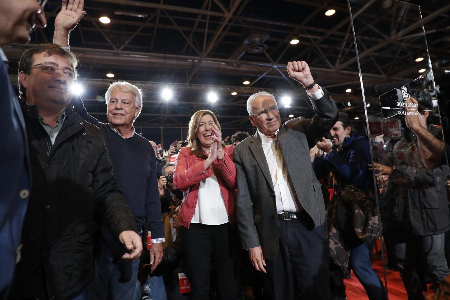 Fernández Vara, Felipe González, Susana Díaz y Guerra en la presentación de la candidatura de la presidenta andaluza en el PSOE.