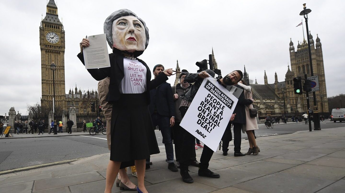 Protesta ante el Parlamento británico contra el Brexit.