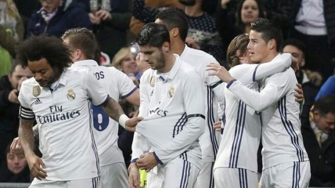 Los jugadores del Real Madrid celebran un gol durante un partido de Liga esta temporada.
