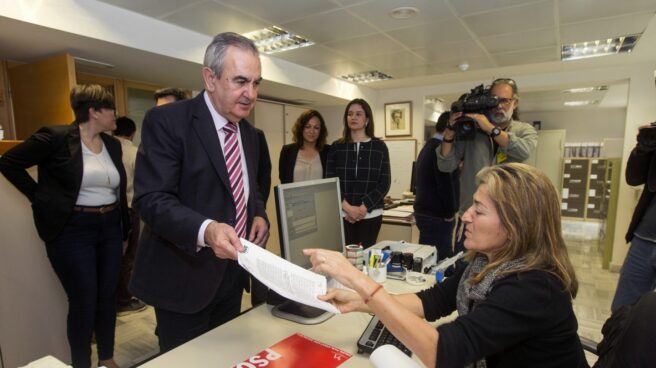 Rafael Gónzalez Tovar presenta la moción de censura del PSOE de Murcia.