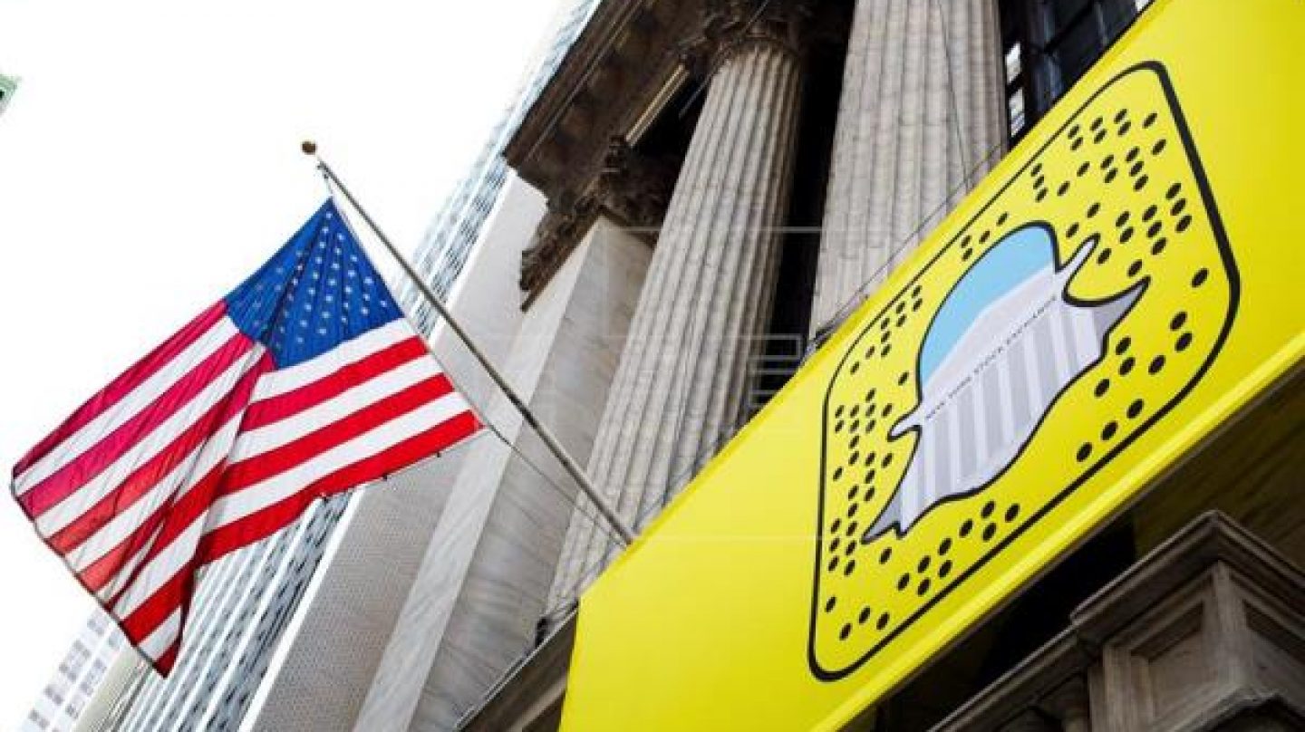 El logo de Snapchat, en la facha de la bolsa de Nueva York en Wall Street.