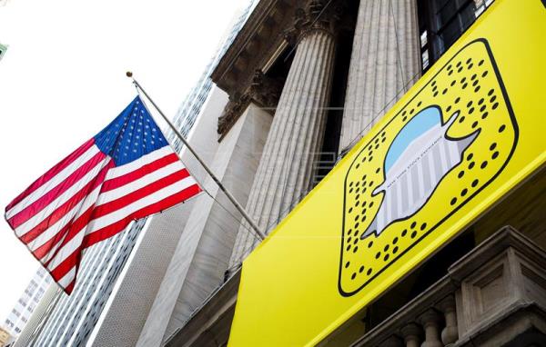 El logo de Snapchat, en la facha de la bolsa de Nueva York en Wall Street.