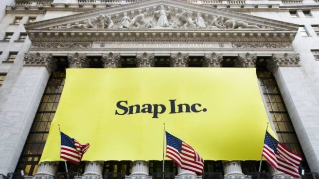 La fachada de Wall Street, vestida con los colores de Snapchat el día de la salida a bolsa.