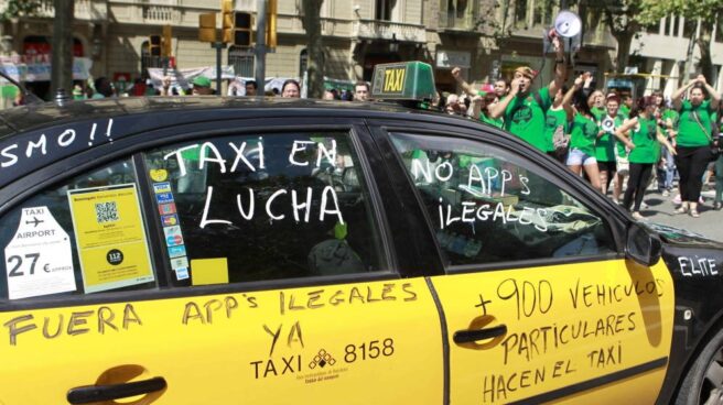 Los taxistas de Madrid y Barcelona convocan paros en protesta contra Uber y Cabify