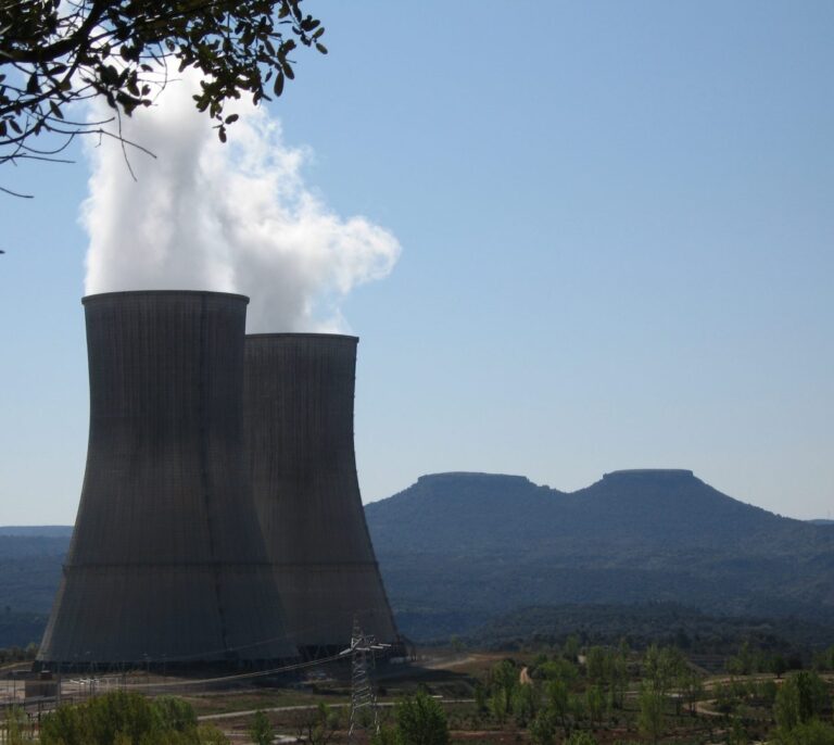 Iberdrola y Naturgy sacan provecho de la prórroga de las nucleares con 124 millones extra en sus cuentas