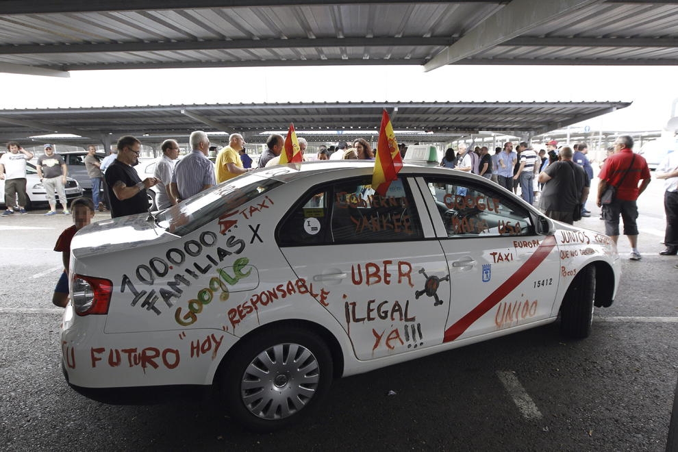 Un taxi durante una protesta contra Uber en Madrid.
