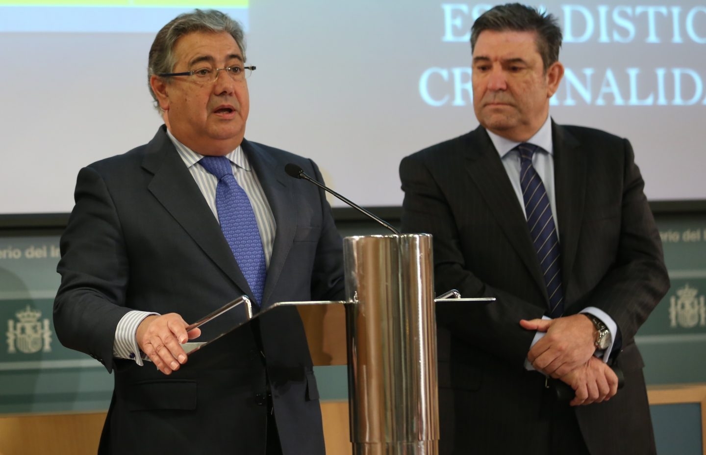 El ministro Zoido y el director general de la Guarcdia Civil, José Manuel Holgado, en una conferencia de prensa.