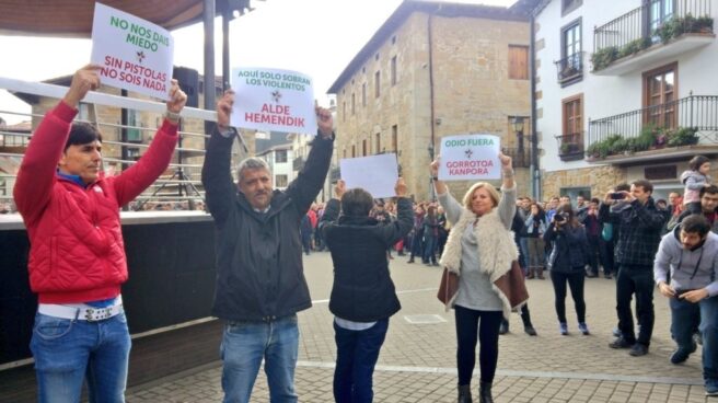 Víctimas del terrorismo muestran pancartas en Alsasua.