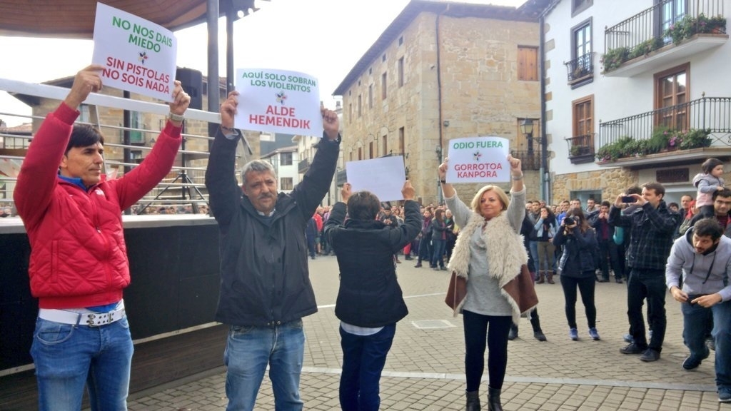 Víctimas del terrorismo muestran pancartas en Alsasua.