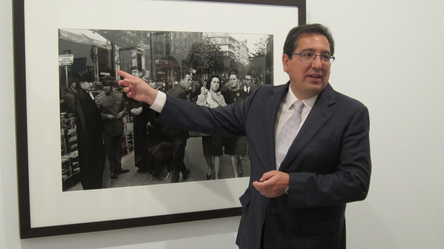 El presidente de la Fundación Cajasol, Antonio Pulido, en la inauguración de una exposición de fotografías.