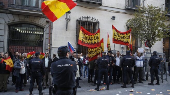 Gritos de 'traidor', 'corrupto' y 'ladrón' a Artur Mas frente al Ateneo de Madrid