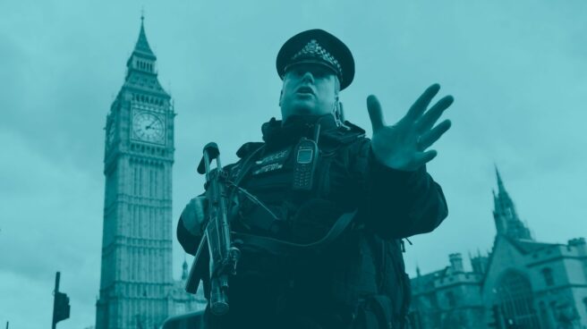 Un policía impide el paso al Parlamento británico tras el atentado que ha sacudido Londres.