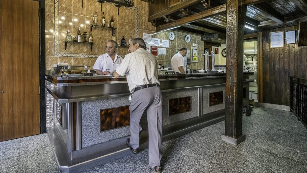 El bacalao rebozado de este bar es su carta de presentanción. Autenticidad y cerveza bien tirada. Foto: Javier Sánchez