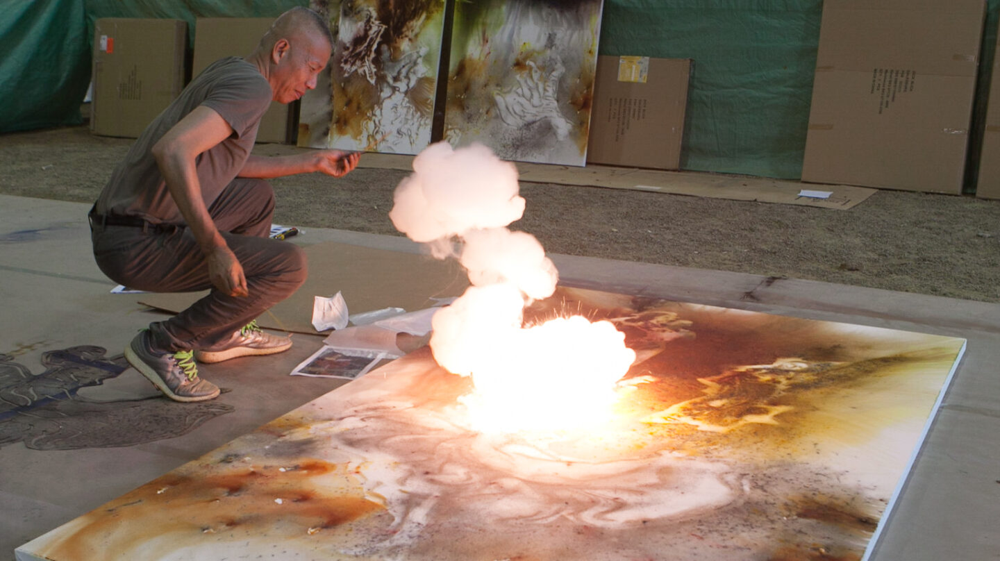 Cai Guo-Qiang durante la creación con pólvora de una pintura 2016. Foto de ST Luk, cortesía de Cai Studio