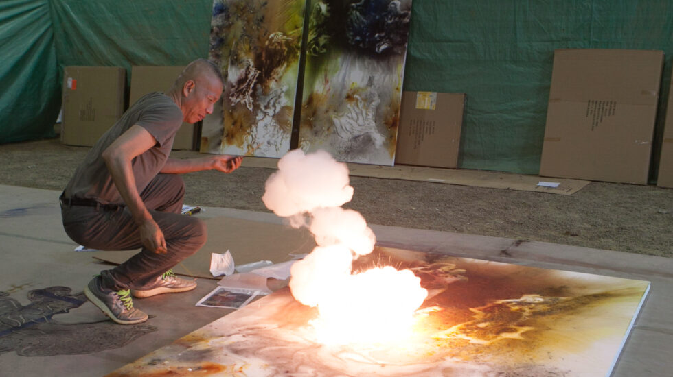 El explosivo desencadenamiento del polvo de cal viva crea una exhibición  visual vibrante