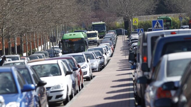 Una multitud de coches estacionados.