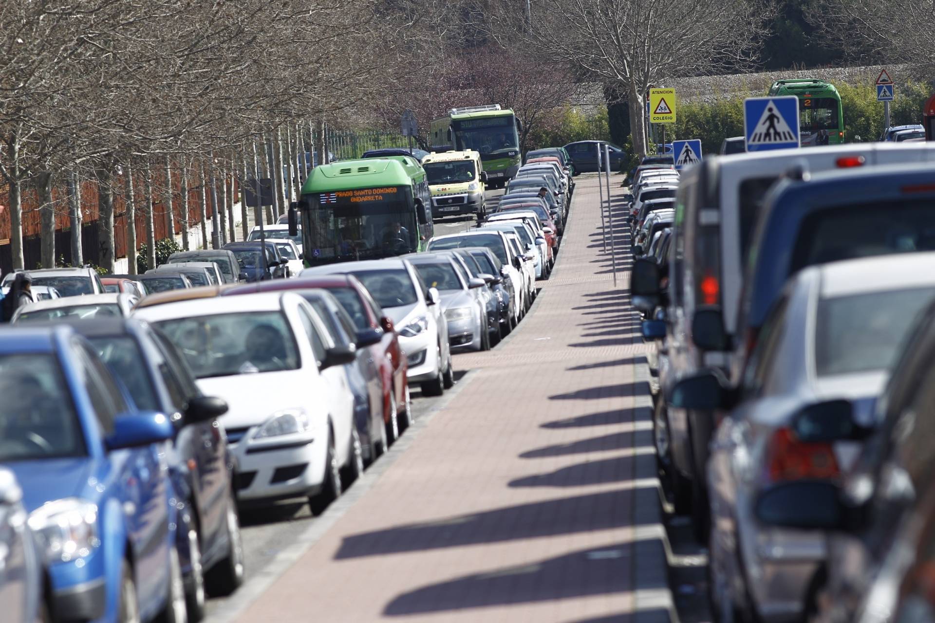 Una multitud de coches estacionados.