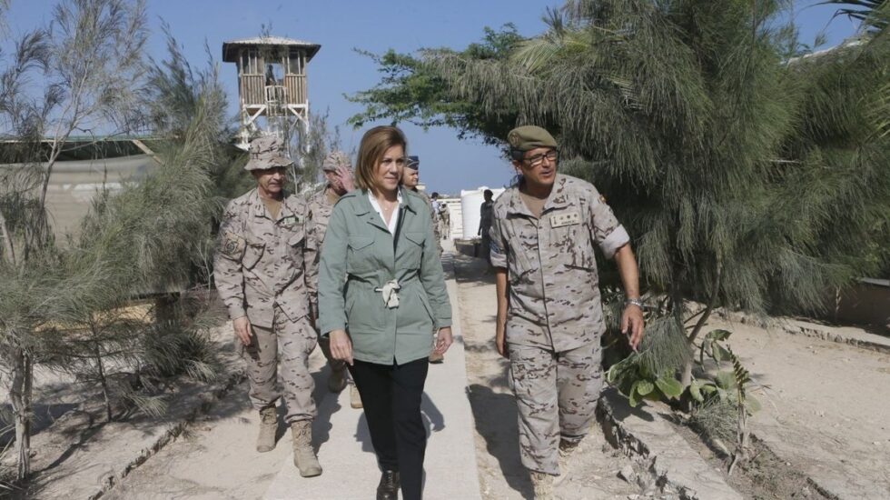 La ministra de Defensa, María Dolores de Cospedal, junto a militares españoles en Somalia.