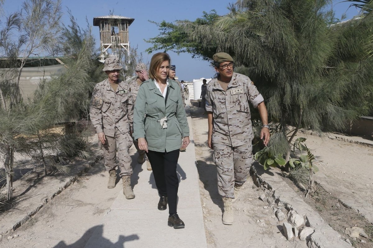La ministra de Defensa, María Dolores de Cospedal, junto a militares españoles en Somalia.