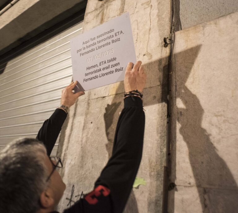 Bilbao y San Sebastián ordenan retirar las 62 placas en memoria de las víctimas del terrorismo