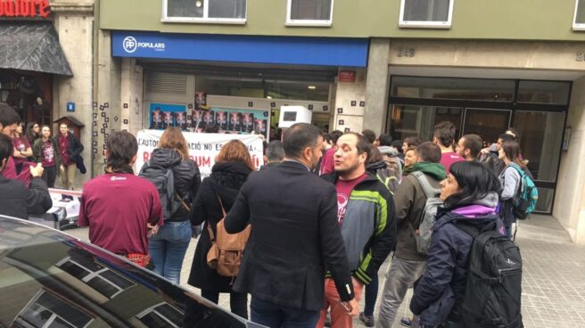 David Fernández y Anna Gabriel, en la puerta de la sede del PP catalán este lunes.