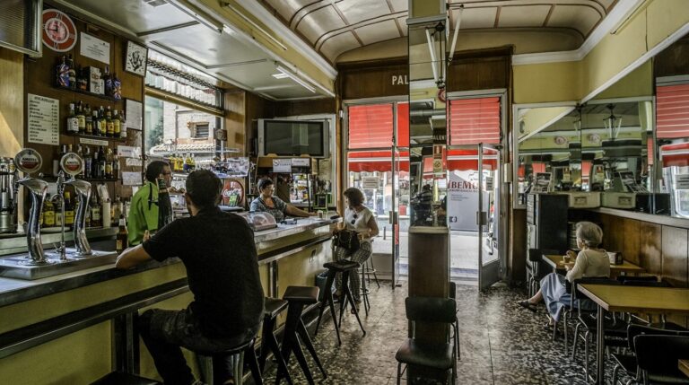 Un señor de Palencia lo abrió en 1942 y ahí está. El Bar de Alex de la Iglesia que ya nombrara en sus canciones Sinietro Total tiene sitio para todos. Esperanza Aguirre que no vive lejos se ha tomado sus buenos vermús. Foto: Javier Sánchez