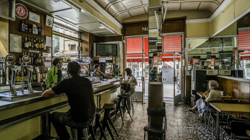 Un señor de Palencia lo abrió en 1942 y ahí está. El Bar de Alex de la Iglesia que ya nombrara en sus canciones Sinietro Total tiene sitio para todos. Esperanza Aguirre que no vive lejos se ha tomado sus buenos vermús. Foto: Javier Sánchez