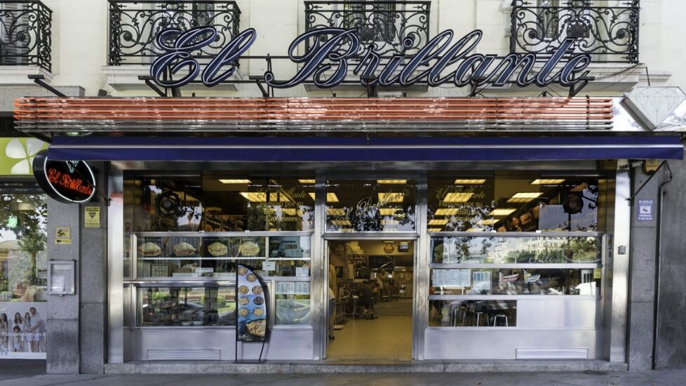 Bocadillo de calamares es sinónimo de El Brillante, un bar que habita en espacio físico temporal propio para los crápulas que alargaban la noche esperando sus churros de primera hora de la mañana. Foto: Javier Sánchez