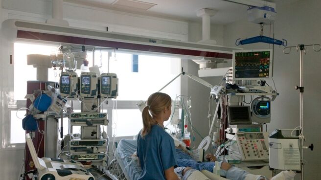enfermera atiende a paciente en UCI de hospital
