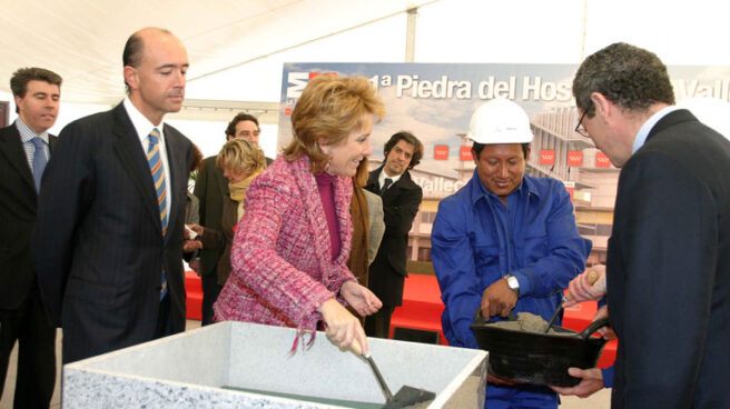 Manuel Lamela y Esperanza Aguirre, en la puesta de la primera piedra del hospital del Vallecas.